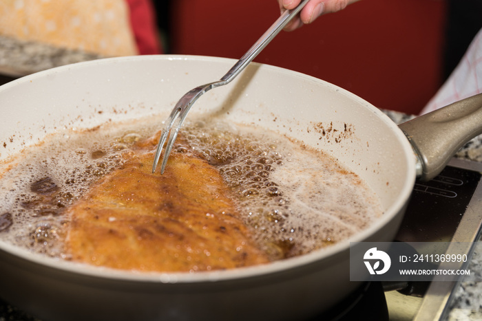 Schnitzel zubereiten - Nahaufnahme