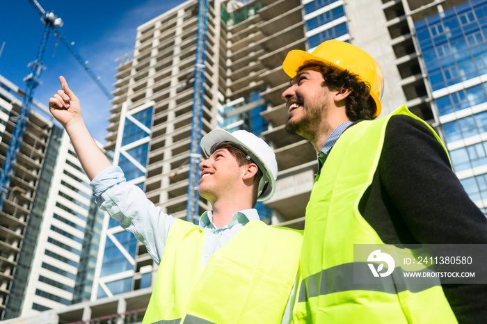 Architekten oder Bauingenieure auf einer Großbaustelle geben Anweisungen