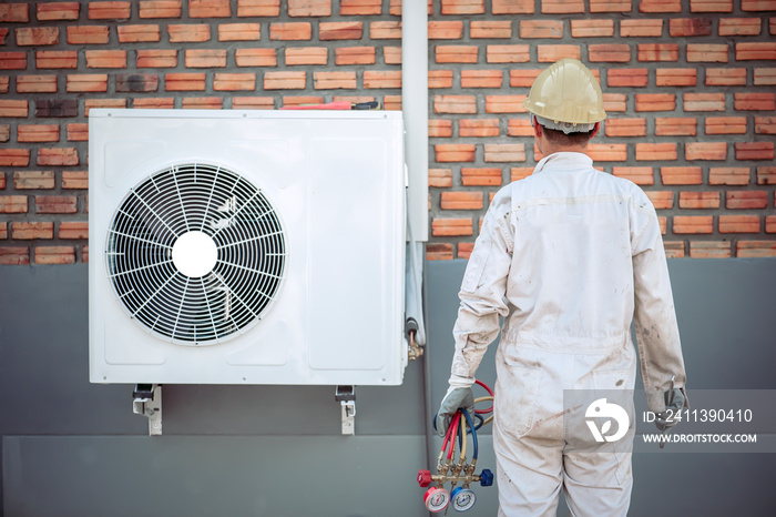 The air conditioner technician is disassembling the air conditioner for inspection..