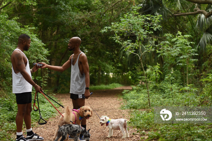 USA, Louisiana, Gay couple with dogs in park