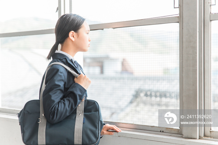 学校の教室にいる高校生・中学生・小学生の女の子（女子高生）