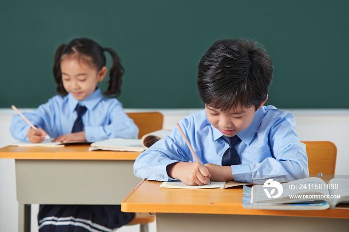 小学生在教室里上课