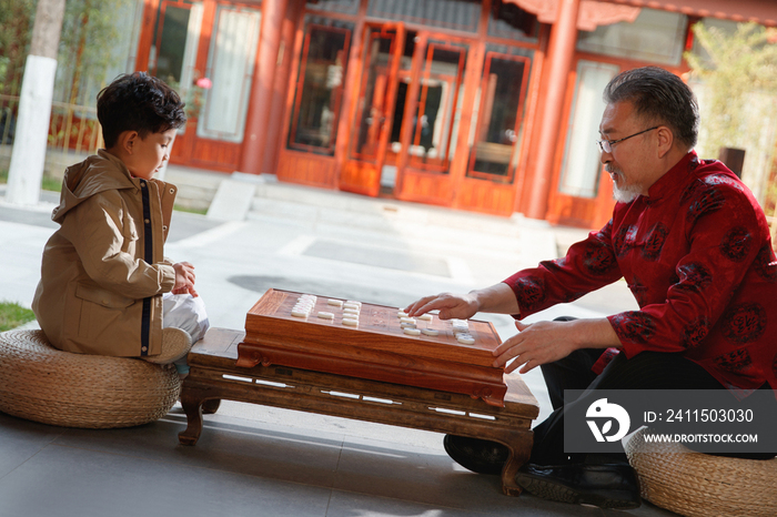 祖孙俩在庭院里下象棋