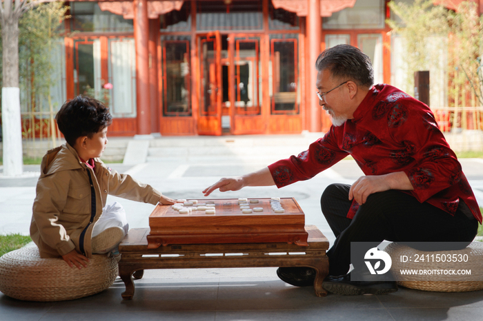 祖孙俩在庭院里下象棋