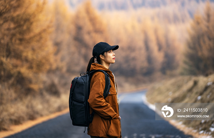 年轻女子徒步旅行