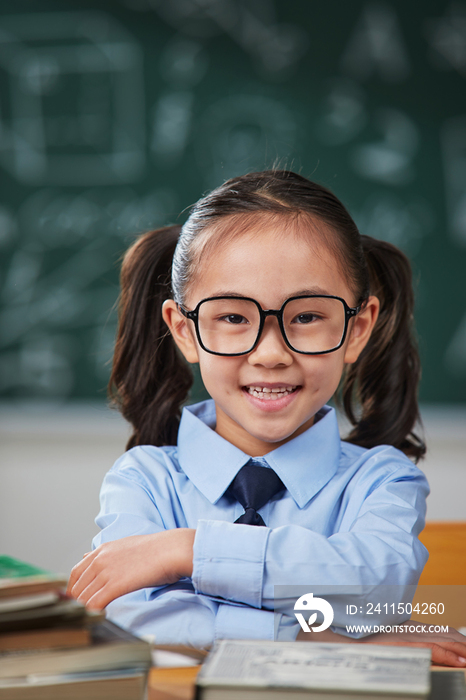 戴眼镜的小学女生