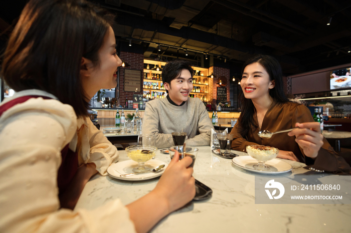 餐吧内聊天的年轻朋友