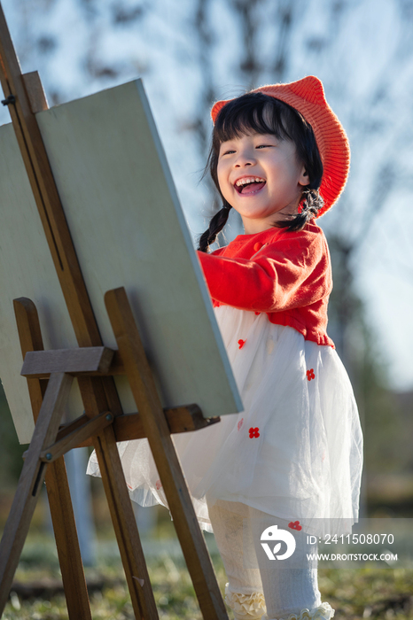 可爱的小女孩在户外画画