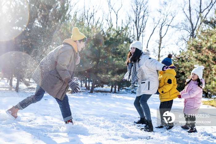 快乐的一家人在雪地里做游戏
