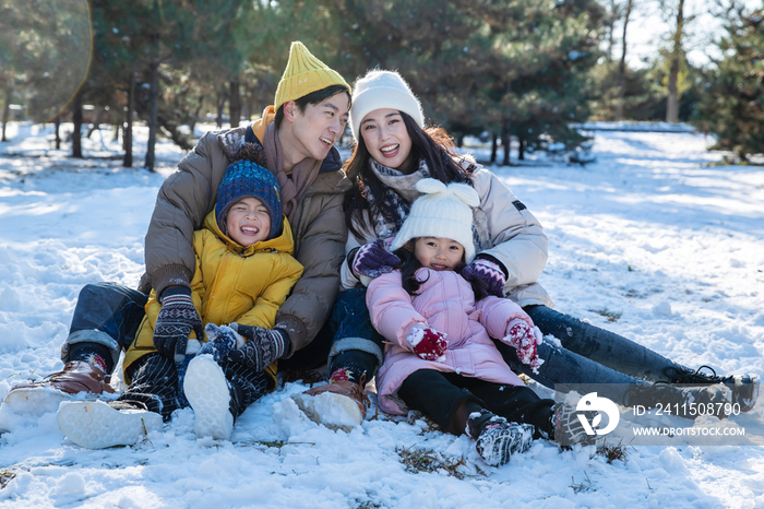 快乐的一家人坐在雪地上