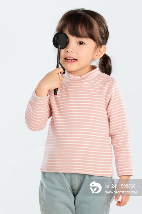 可爱的小女孩检查视力