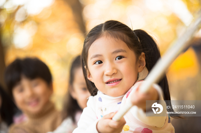 小学生在拔河比赛