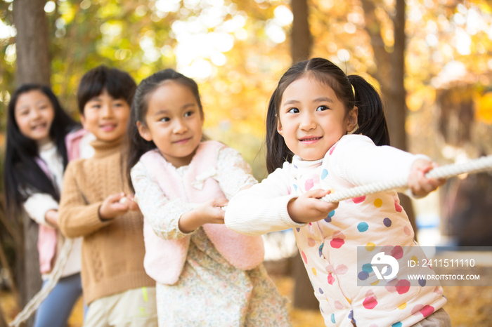 小学生在拔河比赛