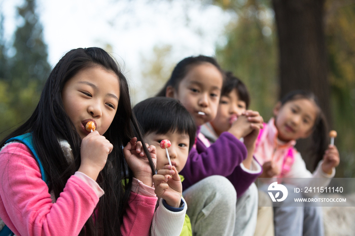 可爱的男孩女孩在户外玩耍