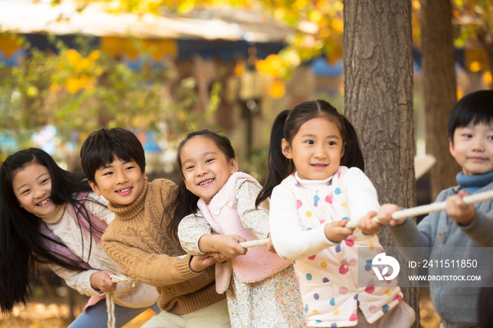 小学生在拔河比赛