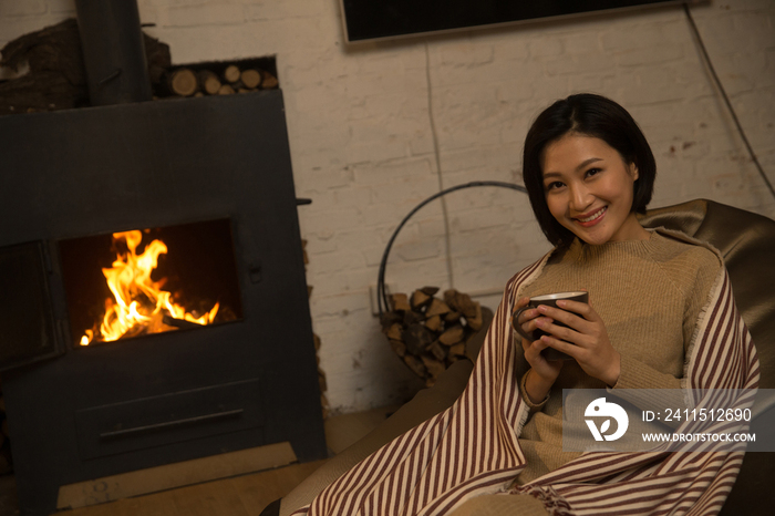 青年女人坐在房间里