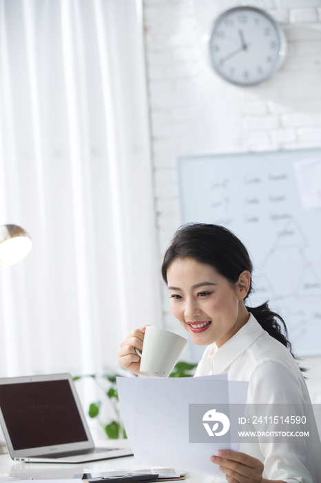 青年商务女人在办公