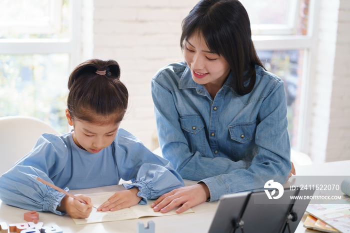 家教老师辅导小学生学习