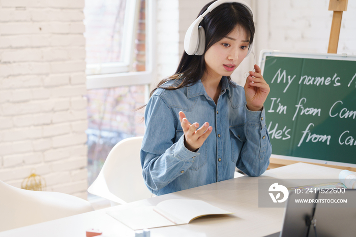 青年女人在线直播教育