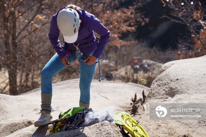 青年登山者调整登山设备