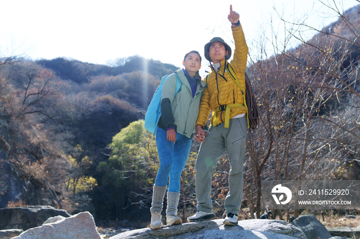 户外徒步旅行的青年伴侣