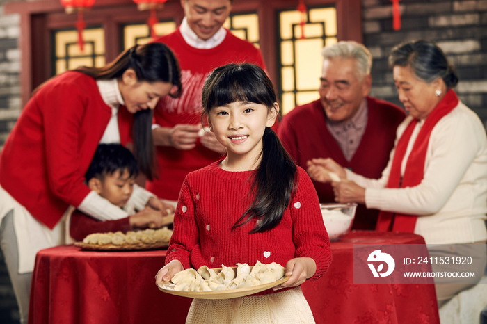 幸福家庭过年包饺子