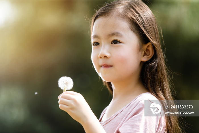 可爱的女孩在户外