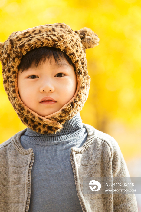 小男孩在户外