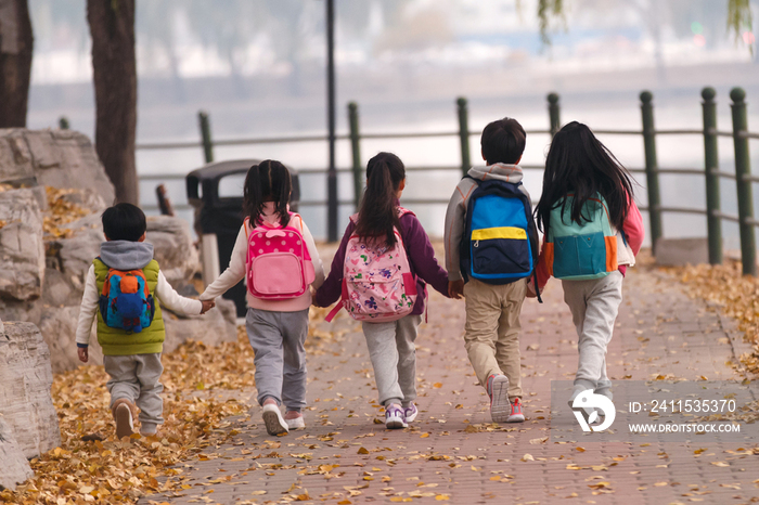 小学生在放学的路上