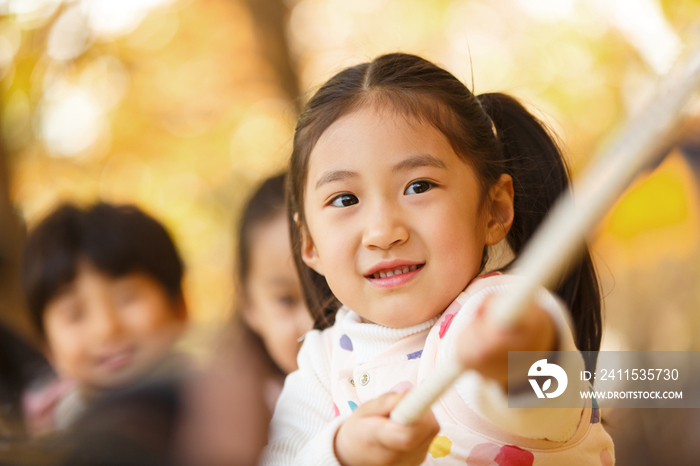 小学生在拔河比赛