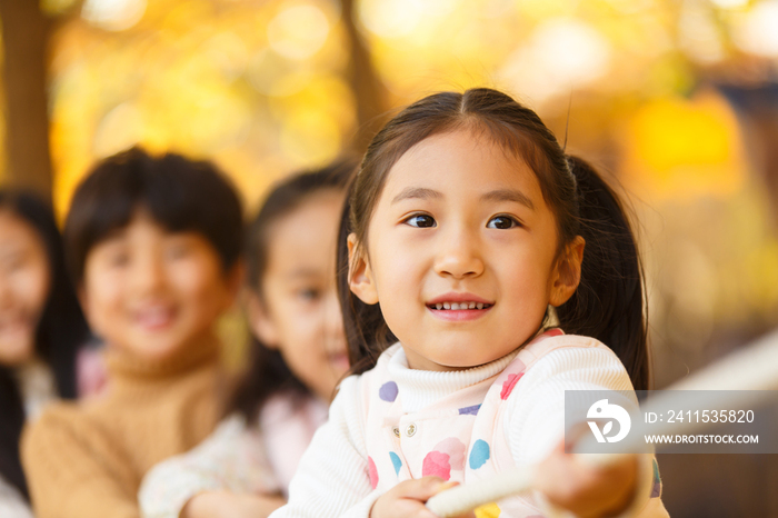 小学生在拔河比赛