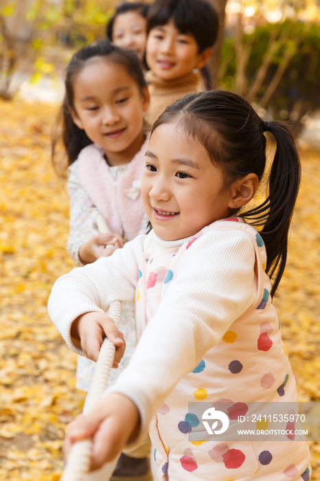 小学生在拔河比赛