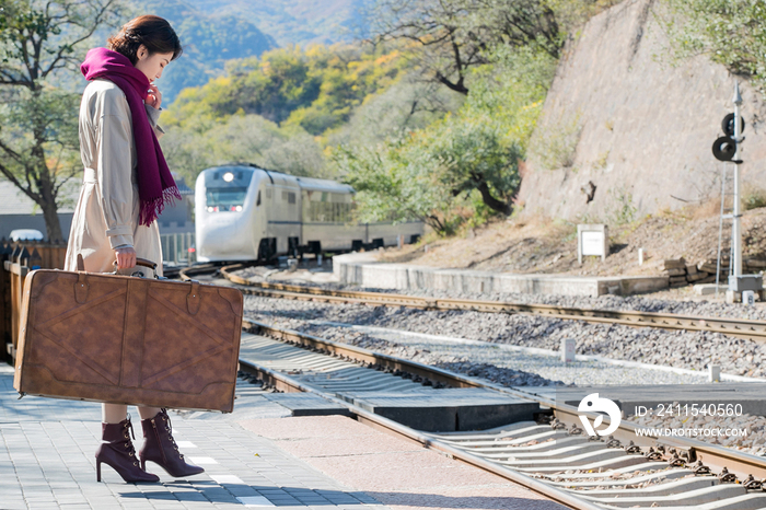 青年女人拿着行李箱旅行