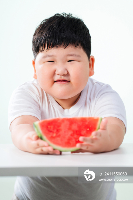 可爱的肥胖小男孩吃西瓜