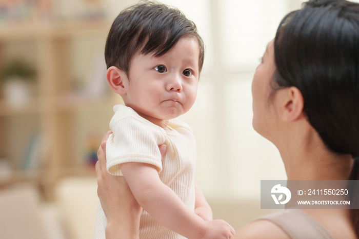 年轻妈妈抱着可爱的宝宝