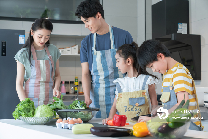 年轻父母教孩子学做饭