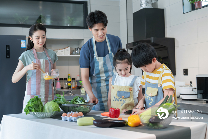 年轻父母教孩子学做饭