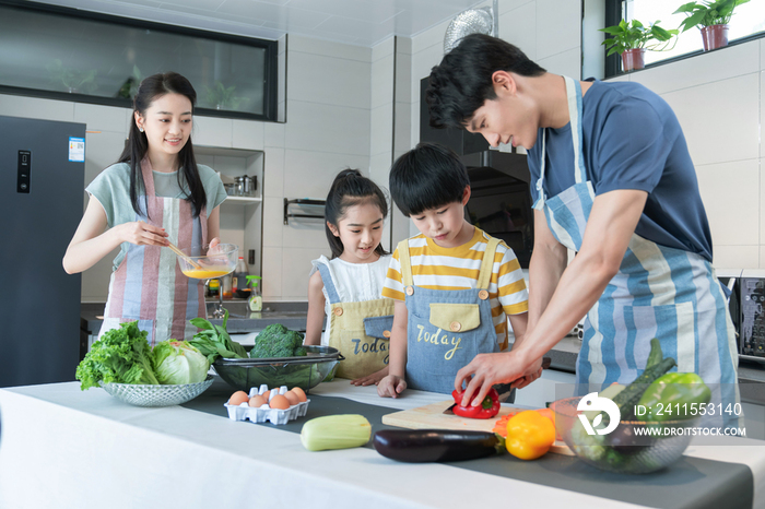 年轻父母教孩子学做饭