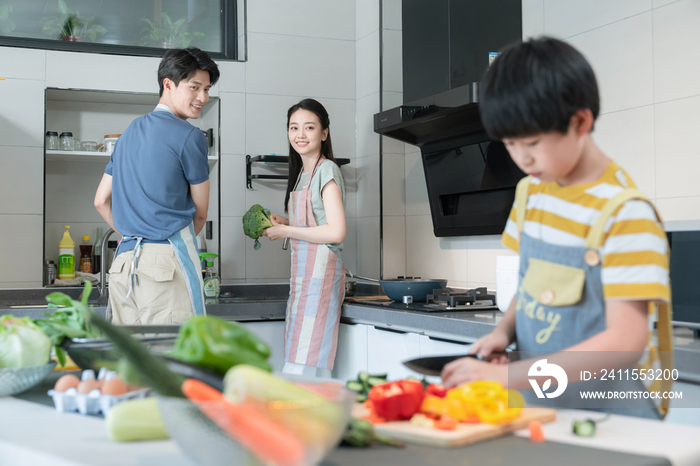 年轻父母教儿子学做饭