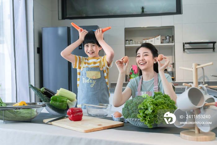 在厨房里学做饭的快乐母子