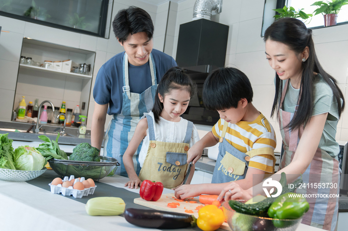 年轻父母教孩子学做饭