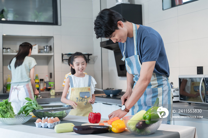 年轻父母教孩子学做饭