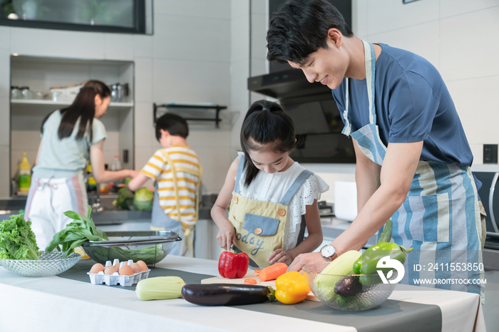 年轻父母教孩子学做饭