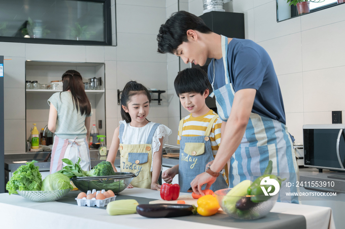 年轻父母教孩子学做饭