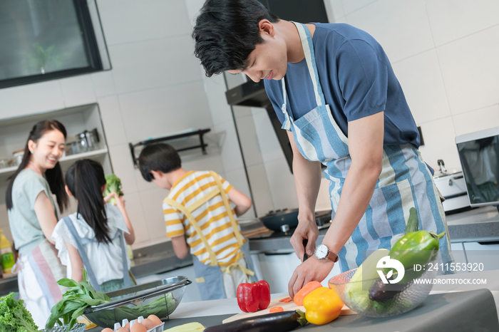 年轻父母教孩子学做饭