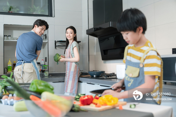 年轻父母教儿子学做饭