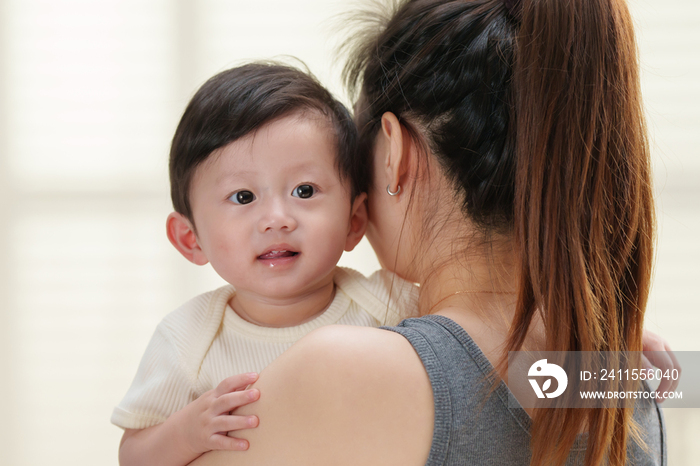 年轻妈妈抱着可爱的宝宝