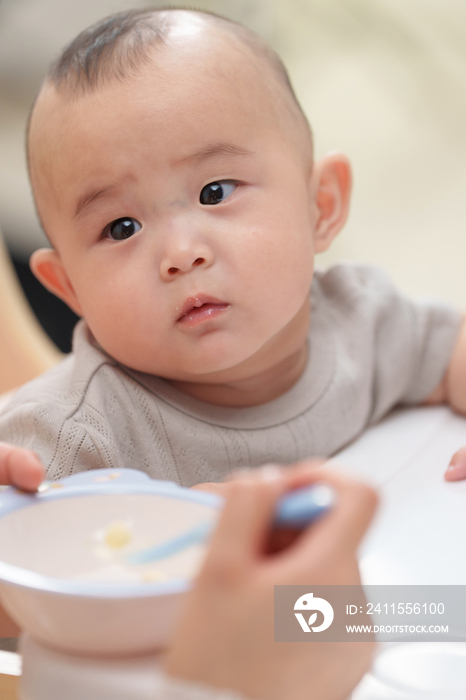 年轻妈妈喂宝宝吃饭