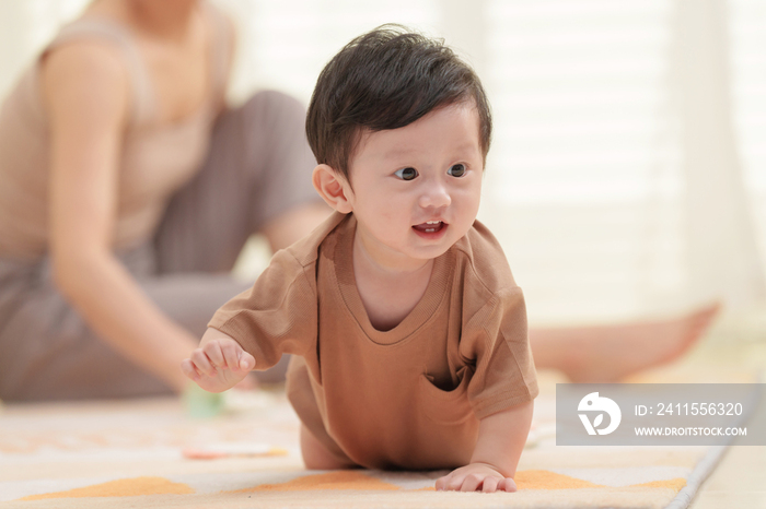 年轻妈妈陪伴宝宝玩耍