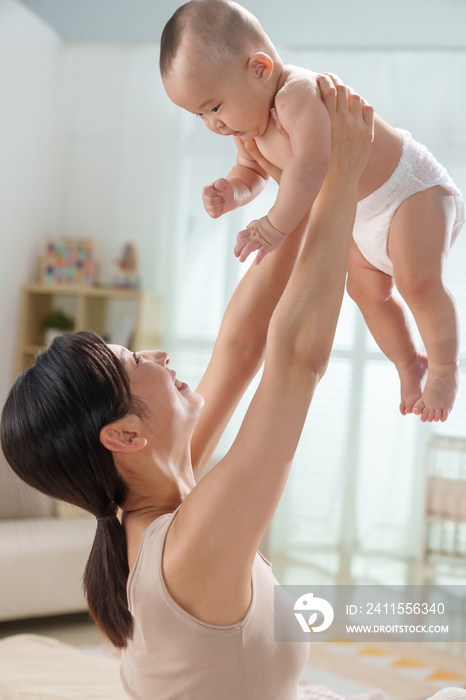 年轻妈妈陪伴宝宝玩耍